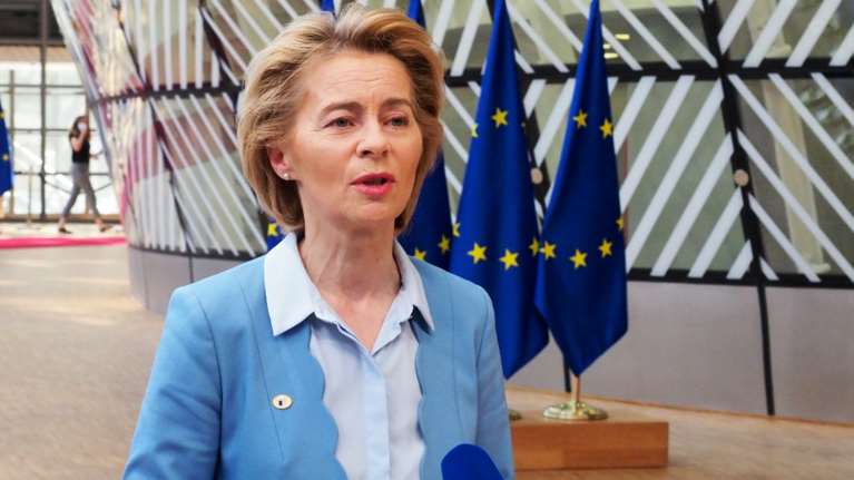 Κορονοϊός: Η Ούρσουλα φον ντερ Λάιεν &quot;έπαθε Τράμπ&quot;: Σταματάει την καραντίνα μια εβδομάδα νωρίτερα