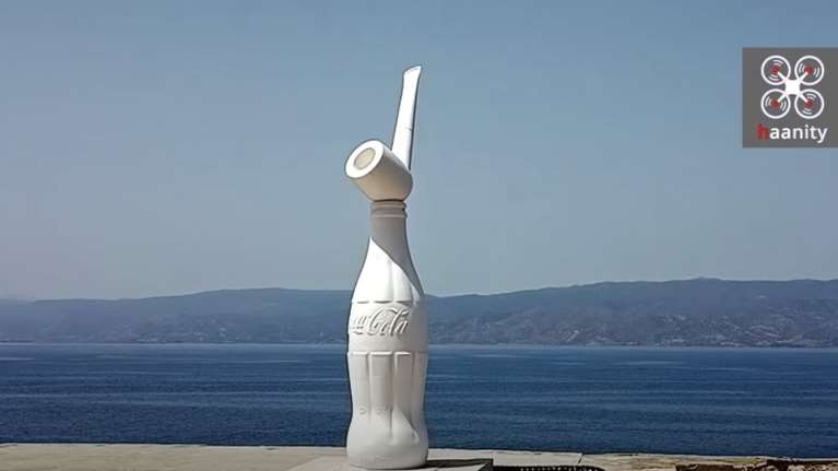 Ενα αναψυκτικό και μια πίπα: Η πιο παράξενη καλλιτεχνική σύνθεση σε ένα διάσημο ελληνικό νησί [βίντεο]