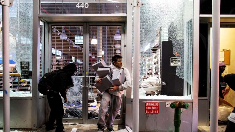 Χάος στις ΗΠΑ: Όπλα και πλιάτσικο στη Νέα Υόρκη - Πρωτοφανείς εικόνες