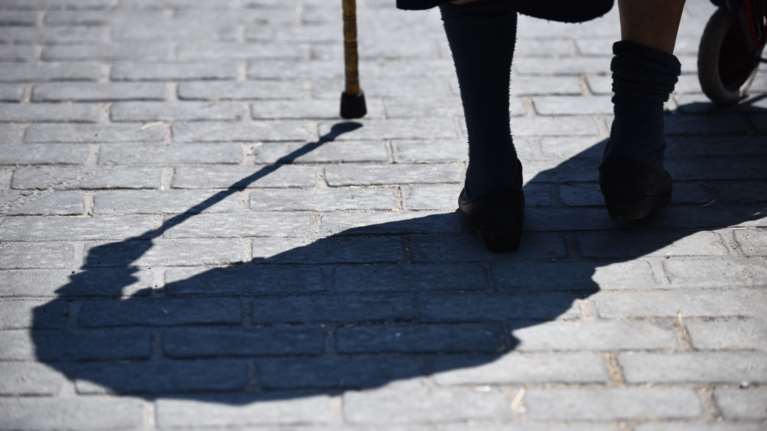 Ηλικιωμένη στη Νέα Πεντέλη πήρε στο κυνήγι ληστή - Τον χτύπησε με κουβά - &quot;Μου έδωσε ο Θεός δύναμη&quot; [βίντεο]