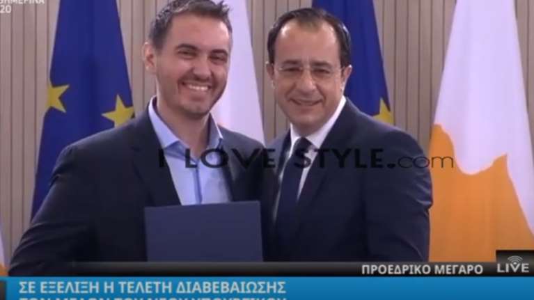 Υφυπουργός Πολιτισμού ο Μιχάλης Χατζηγιάννης: Με σπασμένο χέρι στην τελετή στο Προεδρικό Μέγαρο [Βίντεο]