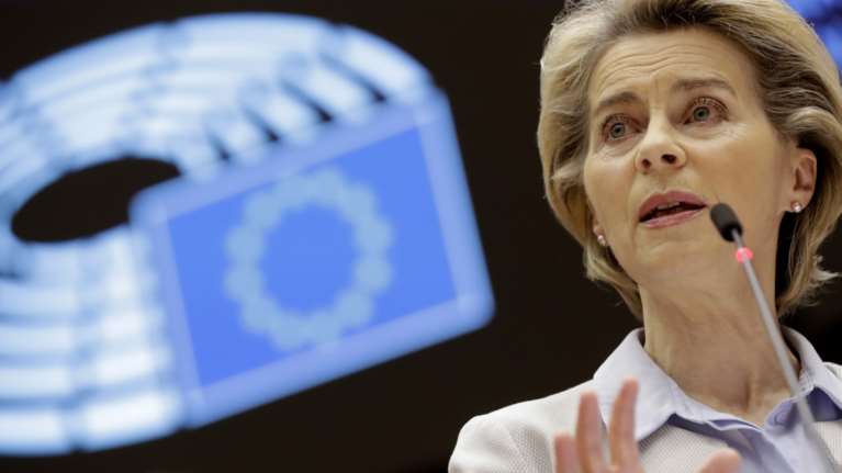 Ντερ Λάιεν για κορονοϊό: Φως στο βάθος του τούνελ - Η ΕΕ θα έχει στη διάθεσή της 2 δισ. δόσεις εμβολίων