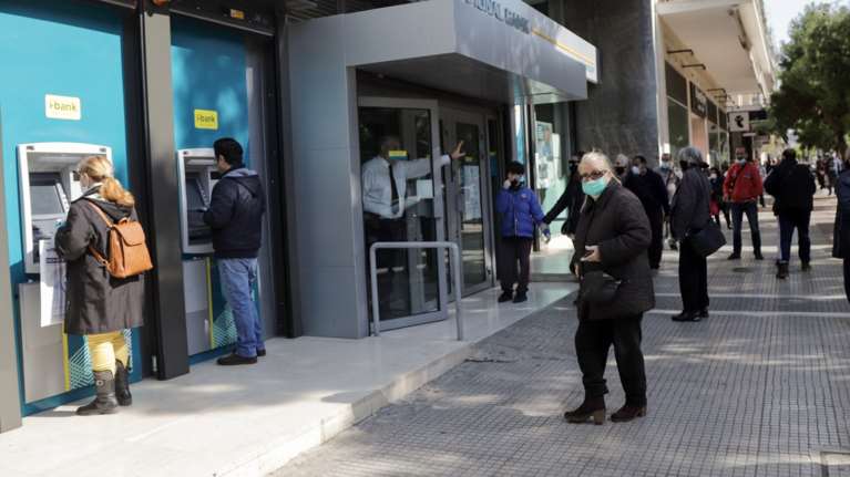 Δεν μας σώζει τίποτα: Πελάτης τράπεζας έδωσε τη μάσκα που φορούσε σε άλλον που την είχε ξεχάσει για να του επιτραπεί η είσοδος