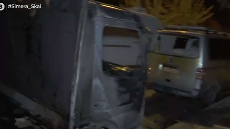 Εκαψαν φορτηγό και τέσσερα αυτοκίνητα κοντά στην Ευελπίδων [βίντεο]