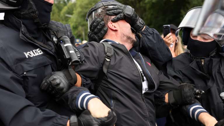 Γερμανία: Επεισόδια στο Βερολίνο κατά τη διάρκεια διαδηλώσεων αντιεμβολιαστών [εικόνες - βίντεο]