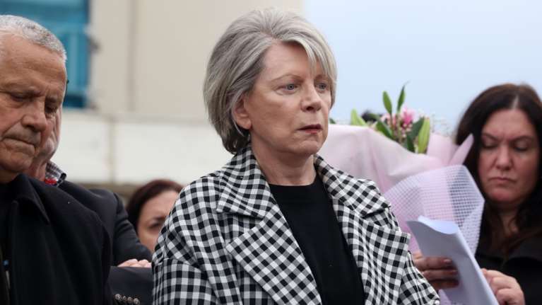 Χυδαία επίθεση στην Έλενα Ακρίτα με action figure: &quot;Δεν με ενοχλεί το γριά και το τρελή, αλλά το άθλιο σακάκι&quot;