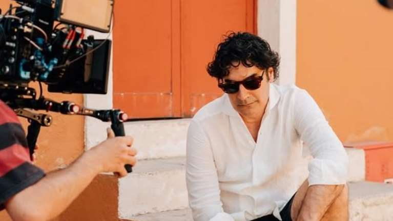 Ο Χριστόφορος Παπακαλιάτης σε bistrot σε οικισμό στους Παξούς - &quot;Το ωραιότερο spot του νησιού&quot;