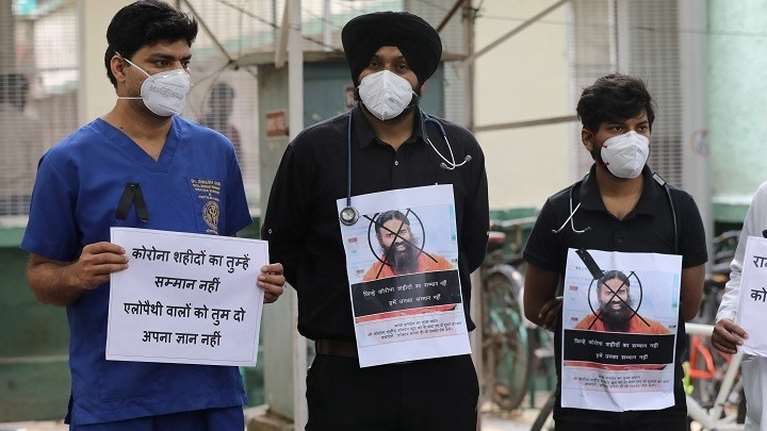 Ινδός γκουρού προτείνει τη...γιόγκα ως θεραπεία για κορονοϊό - Ξεσηκώθηκαν χιλιάδες γιατροί φορώντας μαύρα περιβραχιόνια