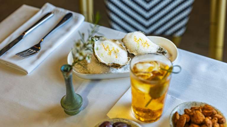 Σε ένα κρυμμένο διαμαντάκι στου Ψυρρή θα πιούμε τα βερμούτ του χειμώνα