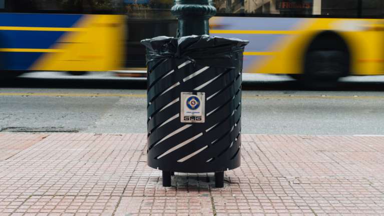 Αυτοί είναι οι καινούργιοι κάδοι απορριμμάτων που μπαίνουν στους δρόμους της Αθήνας [Εικόνες]