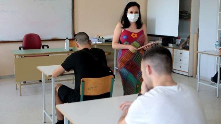 Αυλαία των Πανελλαδικών για τα ΓΕΛ με Χημεία και Οικονομία