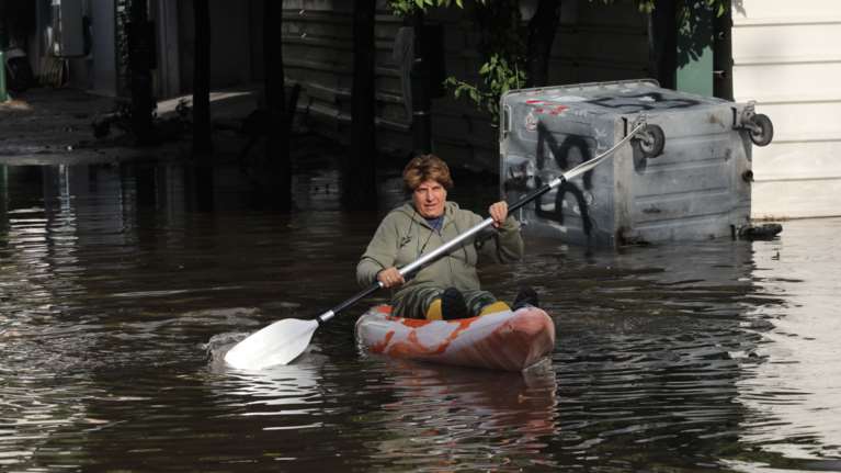 Τσακαλώτος με χιούμορ για τις πλημμύρες- Φταίει ο ΣΥΡΙΖΑ και οι 53