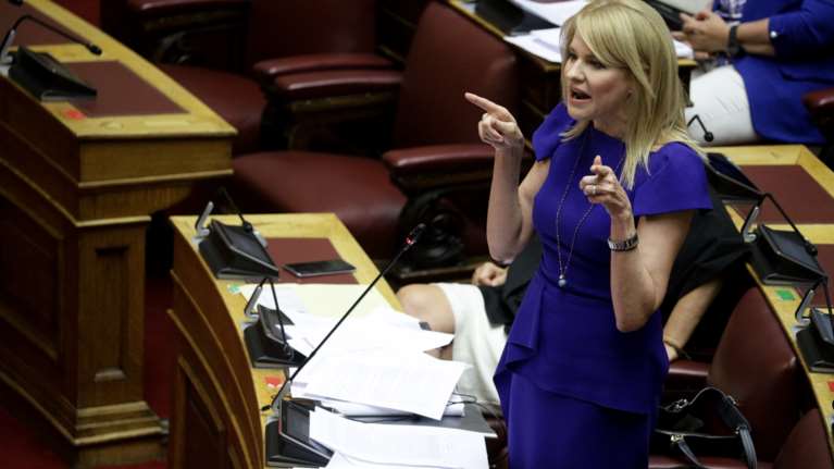 Απίθανο: Η Τζάκρη κατακεραύνωσε τον Αδωνι για &quot;ύποπτη&quot; τροπολογία και τελικά... την ψήφισε [βίντεο]