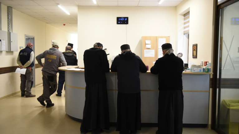 Απίθανο περιστατικό στην Πάτρα: Πήγε να εμβολιαστεί με τον... ιερέα της για να τη &quot;διαβάσει&quot; επί τόπου αν χρειαστεί