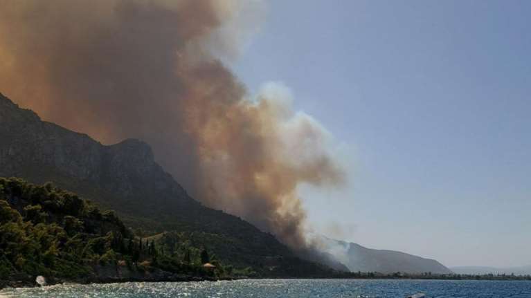 Μεγάλη πυρκαγιά στο Δερβενάκι στη Μαμουσιά Αιγίου - Πλησιάζει σπίτια [εικόνες]