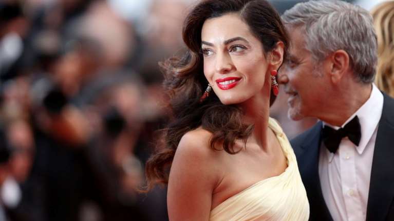 Αμάλ Κλούνεϊ: Η γυναίκα που συνδυάζει μυαλό και ομορφιά έχει μια τεράστια αδυναμία - Δεν βγαίνει από το σπίτι χωρίς...  [Εικόνες]