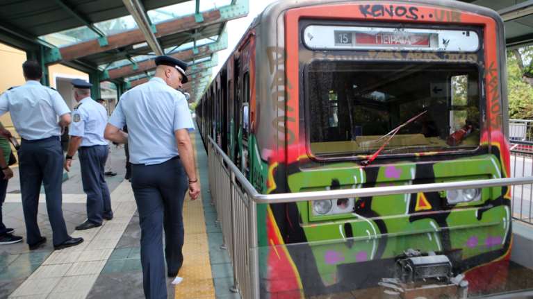 Αλβανός επιδειξίας αυνανιζόταν μπροστά σε ανήλικους σε σταθμό ΗΣΑΠ