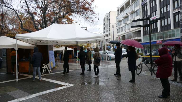 Λάρισα: Μέσα στη βροχή προσέρχονται μαζικά οι κάτοικοι για rapid τεστ [εικόνες]