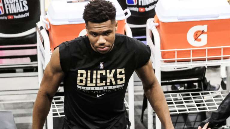 Μπακς – Γουίζαρντς 112-98: Νίκη με &quot;τριπλό&quot; Γιάννη που ξεπέρασε τον Τζόρνταν!