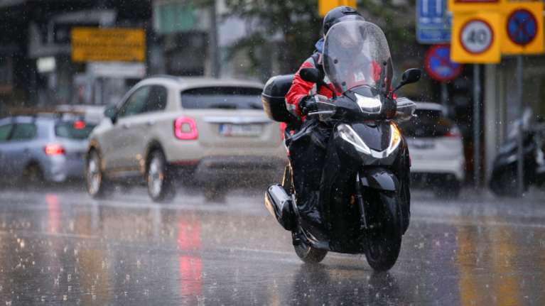 Καιρός: Βροχές και καταιγίδες σήμερα σε πολλές περιοχές - Πτώση θερμοκράσιας και χιόνια αύριο