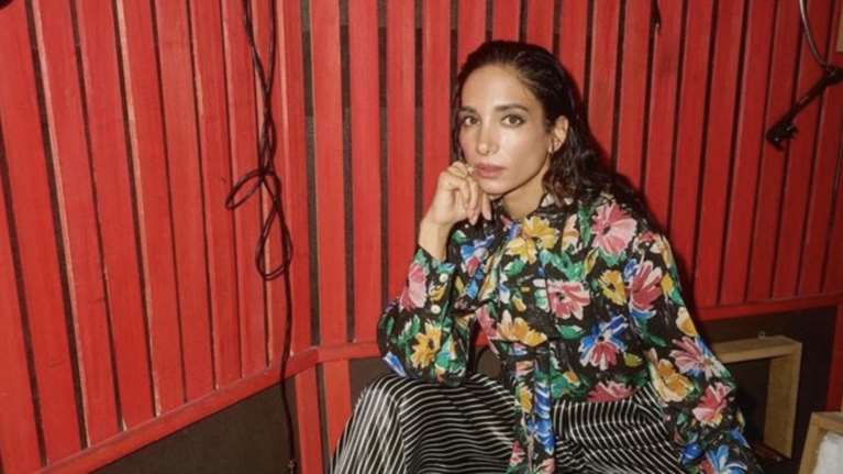 Το σαλόνι της Νάντιας Ράπτη είναι του ονείρου: Τα πολύχρωμα λουλούδια έρχονται σε αντίθεση με τα "ήσυχα" έπιπλα