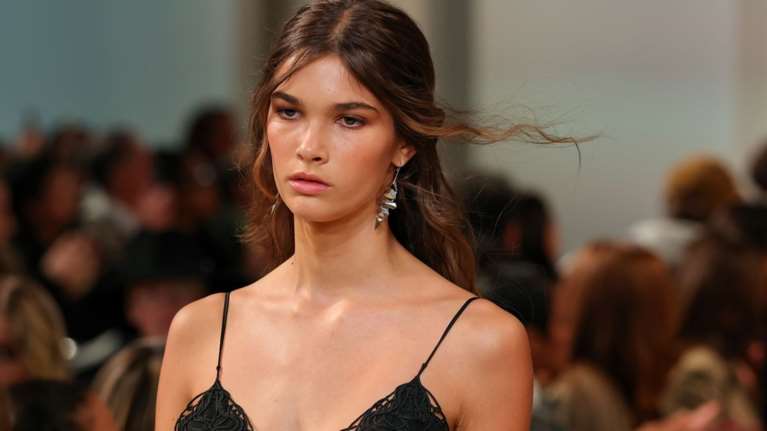 Fragrance is the new skincare: Γιατί το άρωμα είναι πλέον η νέα beauty εμμονή της γενιάς μας