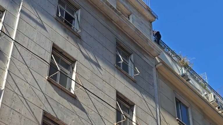 Συναγερμός στο κέντρο της Αθήνας: Άνδρας απειλεί να πέσει από ταράτσα στην οδό Σωκράτους