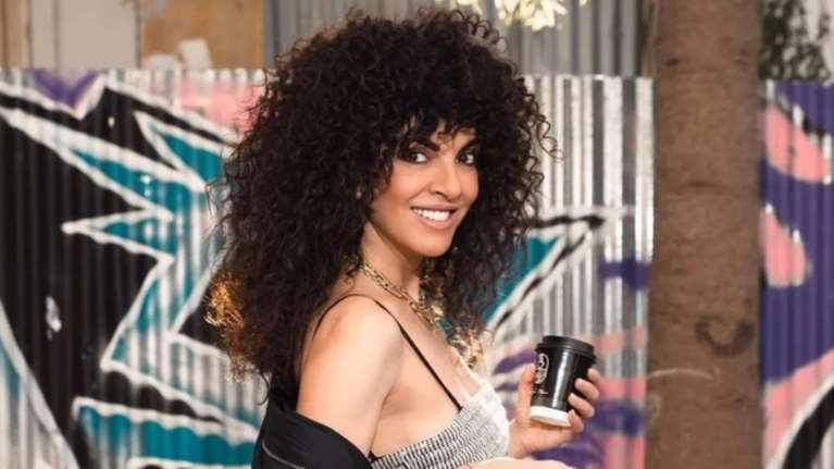 &quot;Το πολύ 35 χρονών&quot;: Η Μαρία Σολωμού υιοθέτησε το χτένισμα που την έκανε να δείχνει πιο νέα από ποτέ