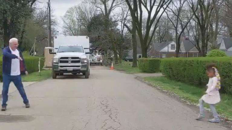 Viral ο χορός μικρούλας με τον παππού της από απόσταση λόγω κορονοϊού [Βίντεο]