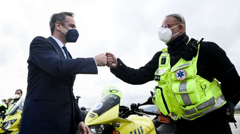 Ομιλία του Κυριάκου Μητσοτάκη σε διασώστες, νοσηλευτές και γιατρούς τους ΕΚΑΒ