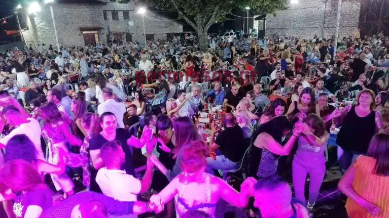 Προκλητικό κορονο-πάρτι στην Αλίαρτο: Συνωστισμός παρουσία βουλευτών ΝΔ - ΣΥΡΙΖΑ και δημάρχων