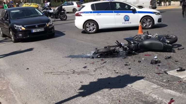 Τροχαίο στη Βουλή: Στις ανακριτικές αρχές το βίντεο - Ερωτηματικά για τον τροχονόμο που έδιωξε μάρτυρα