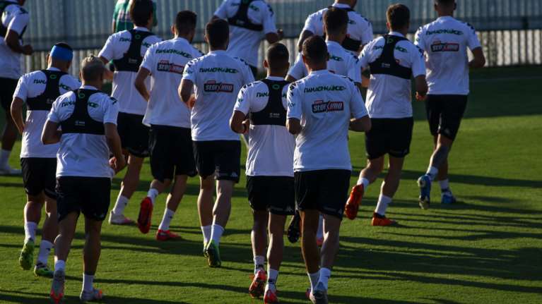 "Ντου" οπαδών του Παναθηναϊκού στο Κορωπί: "Θα έρθουμε στα σπίτια σας και θα φάτε κλωτσιές"