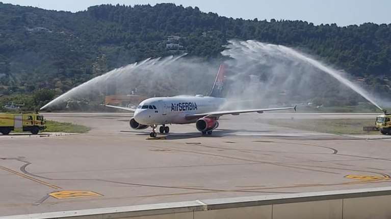 Με αψίδες νερού και χειροκροτήματα υποδέχτηκαν τα πρώτα αεροσκάφη με τουρίστες στη Σκιάθο