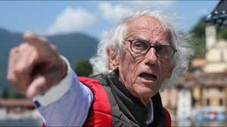 Πέθανε ο Κρίστο, ο καλλιτέχνης που τύλιξε με πανί τα μεγαλύτερα μνημεία στον κόσμο [εικόνες]