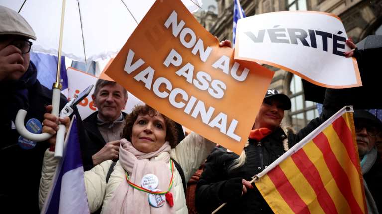 ​Γαλλία: Ποιοι είναι οι ανεμβολίαστοι Γάλλοι που ο Μακρόν θέλει να τους &quot;την σπάσει&quot;- Οι αδιάφοροι, οι απομονωμένοι και οι φτωχοί