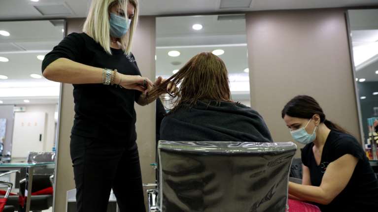 Τέλος κομμωτήρια και μανικιούρ στο σπίτι: Τσεκάρισμα στα social για αναρτήσεις και πρόστιμα