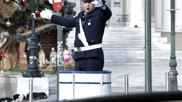 Το &quot;βαρέλι&quot; του τροχονόμου επέστρεψε στο Σύνταγμα...για τα παραδοσιακά δώρα! [Εικόνες]