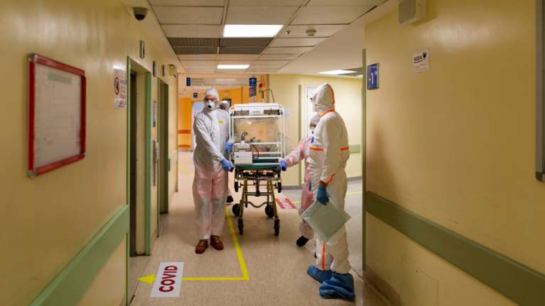 Ουχάν: Έκλεισε και το τελευταίο προσωρινό νοσοκομείο για τον κορονοϊό - Το συγκινητικό βίντεο των εργαζομένων