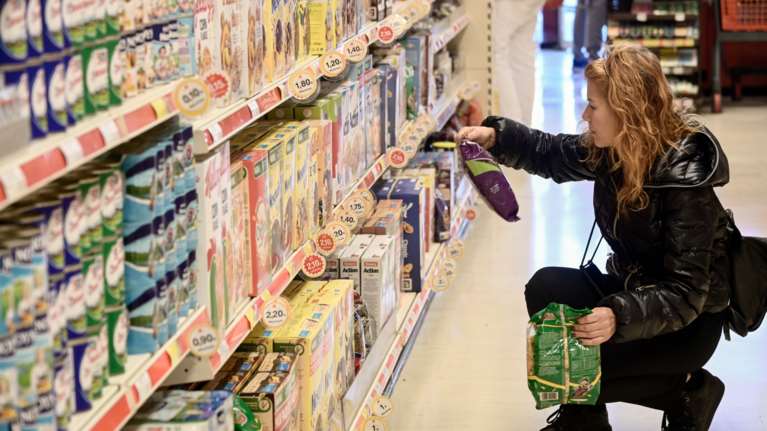 Μειώσεις τιμών έως και 15% από 1η Μαρτίου σε βασικά προϊόντα - Τι θα γίνει με το βρεφικό γάλα