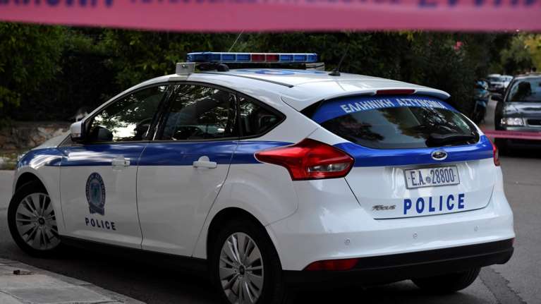 Τρόμος για γνωστό δικηγόρο και τη σύζυγό του: Πέντε κουκουλοφόροι τους χτύπησαν και τους λήστεψαν μέσα στο σπίτι τους