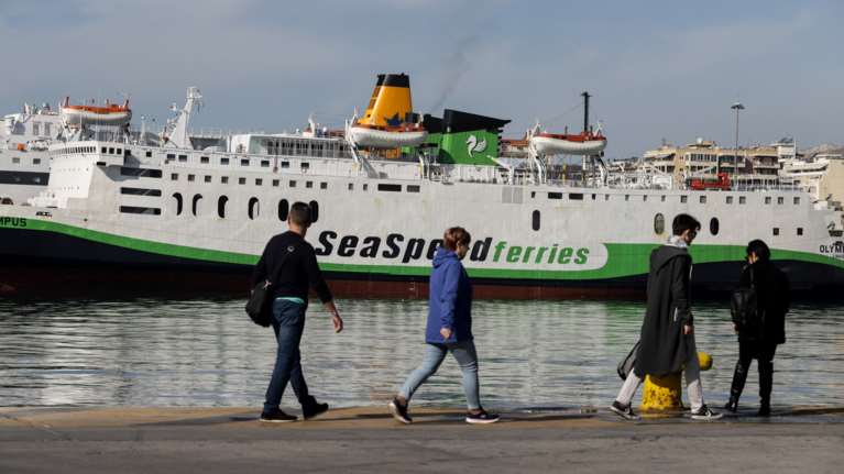 Μπαράζ ελέγχων και στα λιμάνια: 150 παραβάσεις σε 38.363 επιβάτες που ελέγχθηκαν