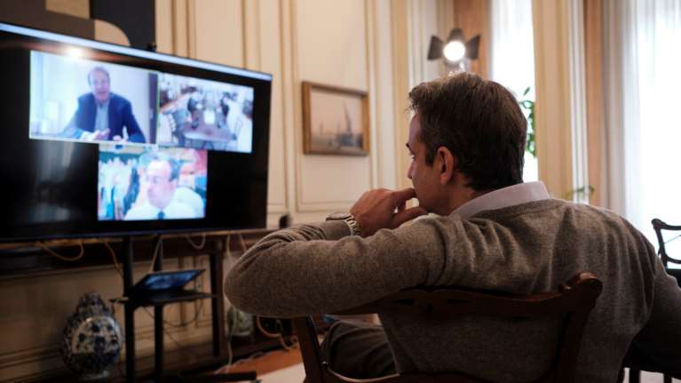 Tηλεδιάσκεψη Μητσοτάκη με το οικονομικό επιτελείο ενόψει του Eurogroup