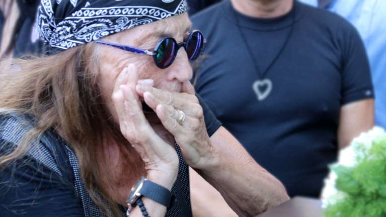 Γιάννης Φλωρινιώτης: Η Γιώτα Γιάννα τον αποχαιρετά παίζοντας  φυσαρμόνικα [Βίντεο]