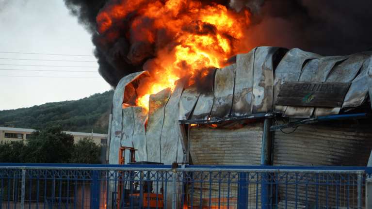 Σε εξέλιξη πυρκαγιά σε εργοστάσιο ανακύκλωσης στη Νέα Ζωή Ασπροπύργου