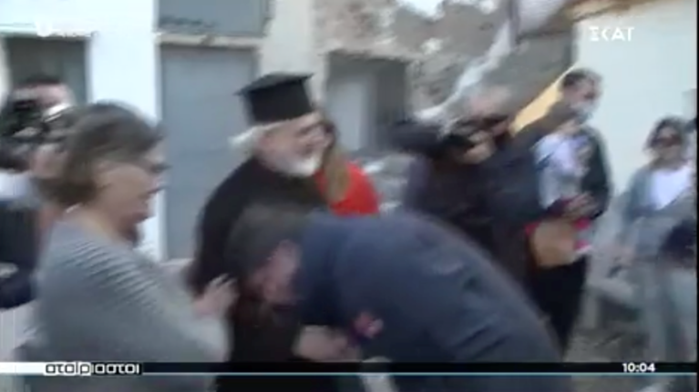 Επαθε... Κουμουτσάκο ο Νίκος Χαρδαλιάς και έσκυψε να φιλήσει το χέρι του παπά χωρίς μάσκα