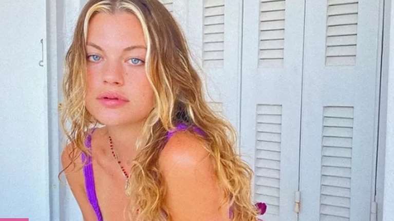 Ηλέκτρα: Η καλλονή κόρη της Δωροθέας Μερκούρη ποζάρει με μαγιό στην πιο σέξι φωτογραφία που θα δεις σήμερα