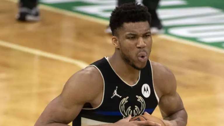 Μπακς – Σέλτικς 131-125: 11η σερί νίκη με Γιάννη και Χόλιντεϊ (hls)