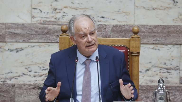 Προγραμματικές δηλώσεις - Τασούλας: &quot;Φείδου χρόνου&quot; - Με συστάσεις για τήρηση των χρόνων άρχισε η συζήτηση