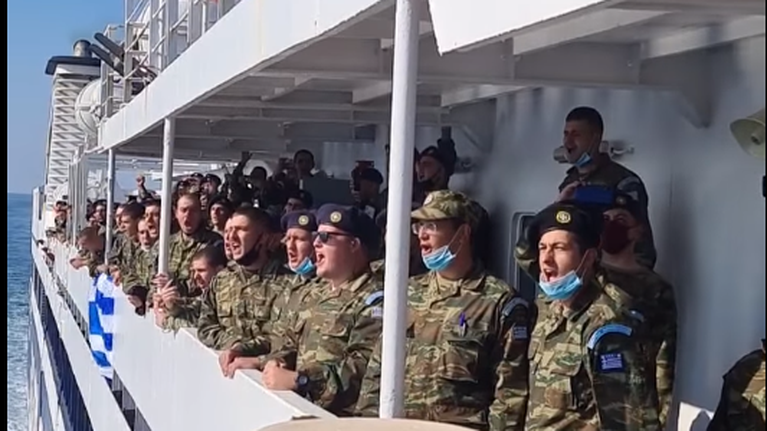 Συγκίνηση στο Καστελόριζο: Φαντάροι τραγουδούν τον Εθνικό Ύμνο πηγαίνοντας να αναλάβουν υπηρεσία [βίντεο]